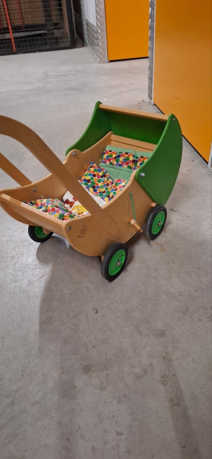 Houten poppenwagen met kleurrijk beddengoed, Ophalen, Gebruikt, Jongen of Meisje
