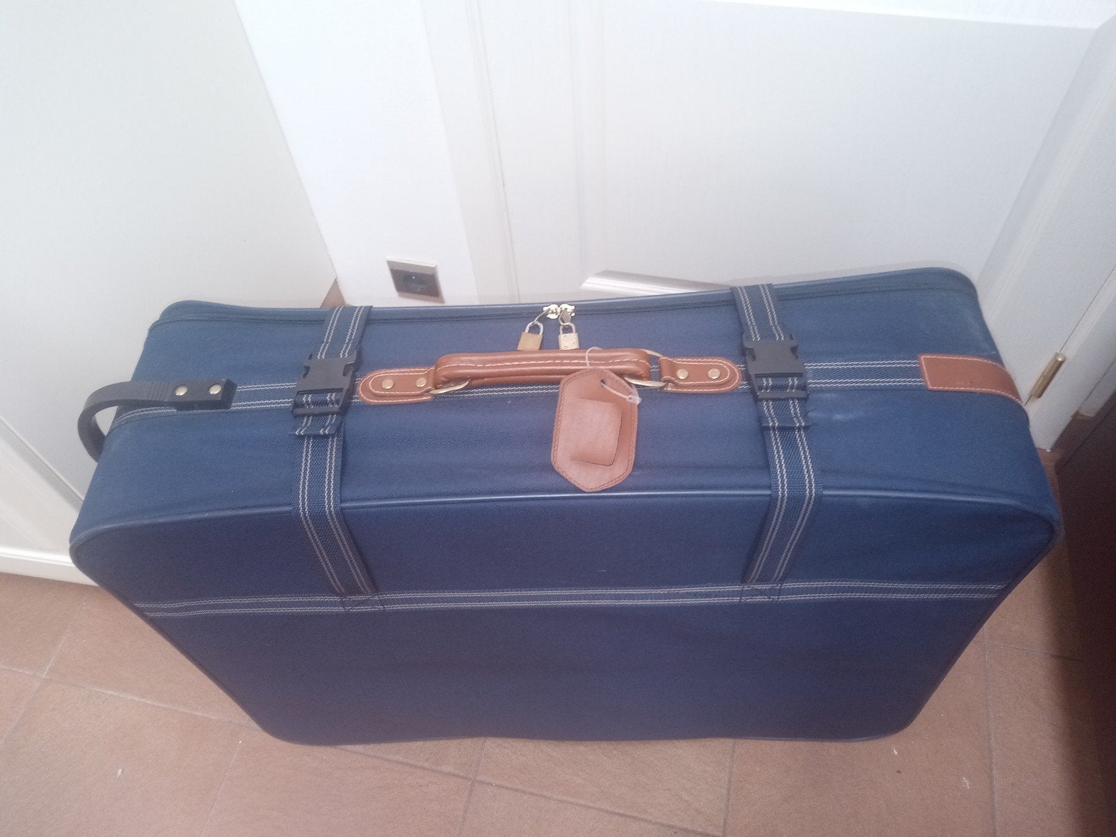 Deze donker blauwe vintage koffer, perfect voor reizen of al, Ophalen