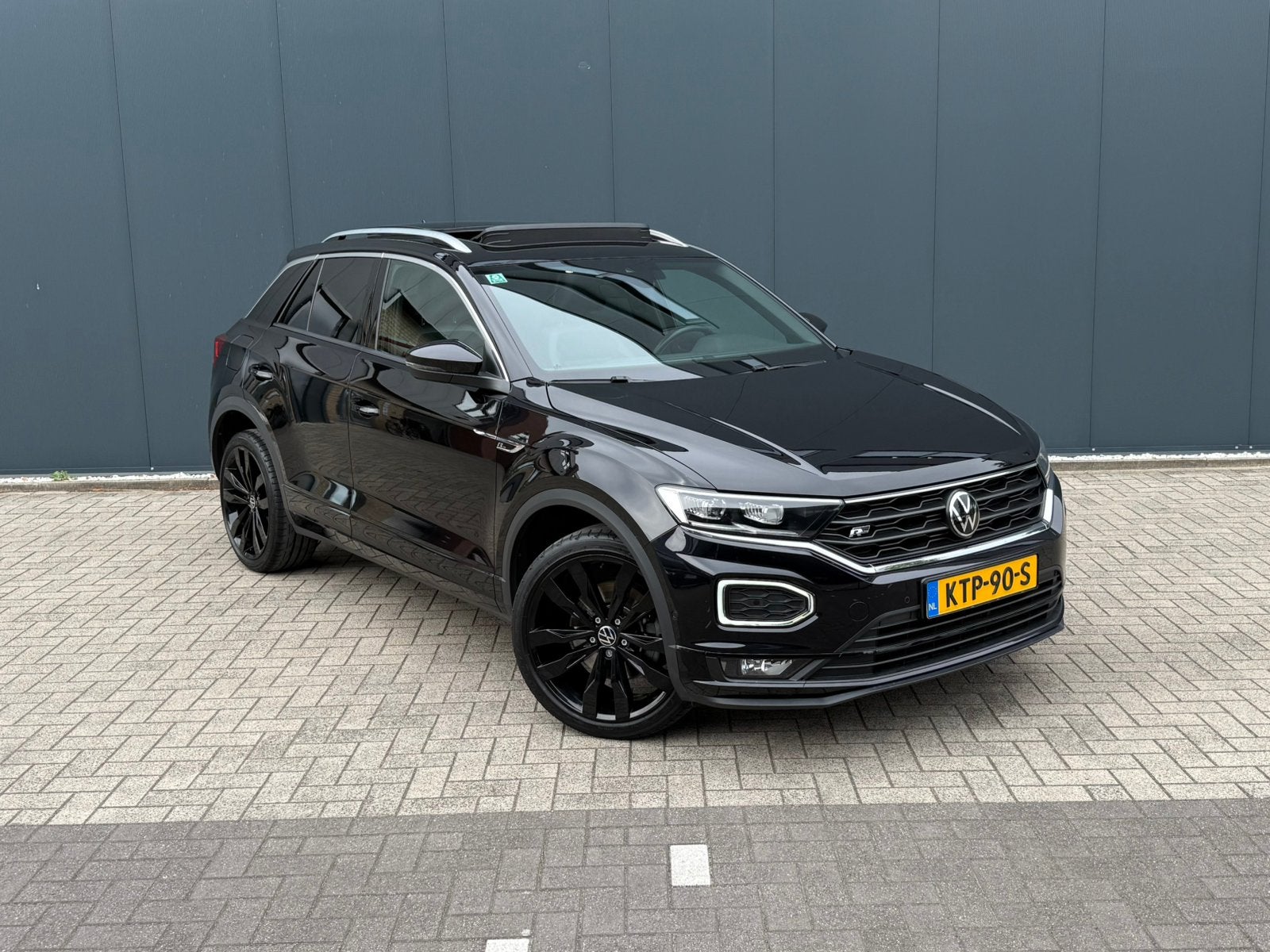Volkswagen T-Roc 1.5 TSI DSG R-Line Pano Trekhaak Camera DCC, Auto's, Volkswagen, 1254 kg, 1498 cc, Zwart, 4 cilinders