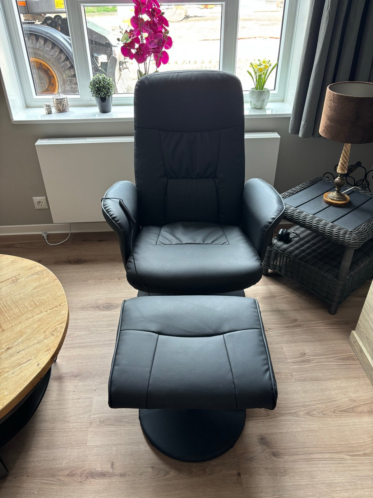 Comfortabele fauteuil met massage functie, Ophalen, Zo goed als nieuw, Kunststof, 75 tot 100 cm