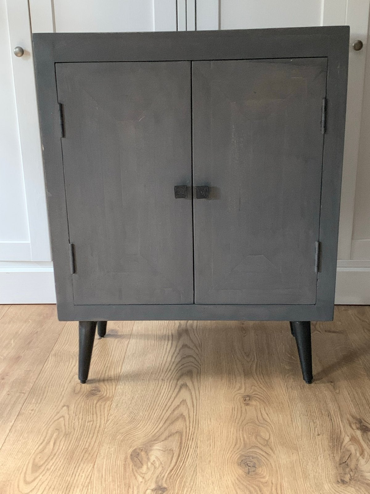 Donkergrijs Kastje 60x40x76 cm met 2 deuren en poten, Huis en Inrichting, Kasten | Overige, Ophalen, Gebruikt