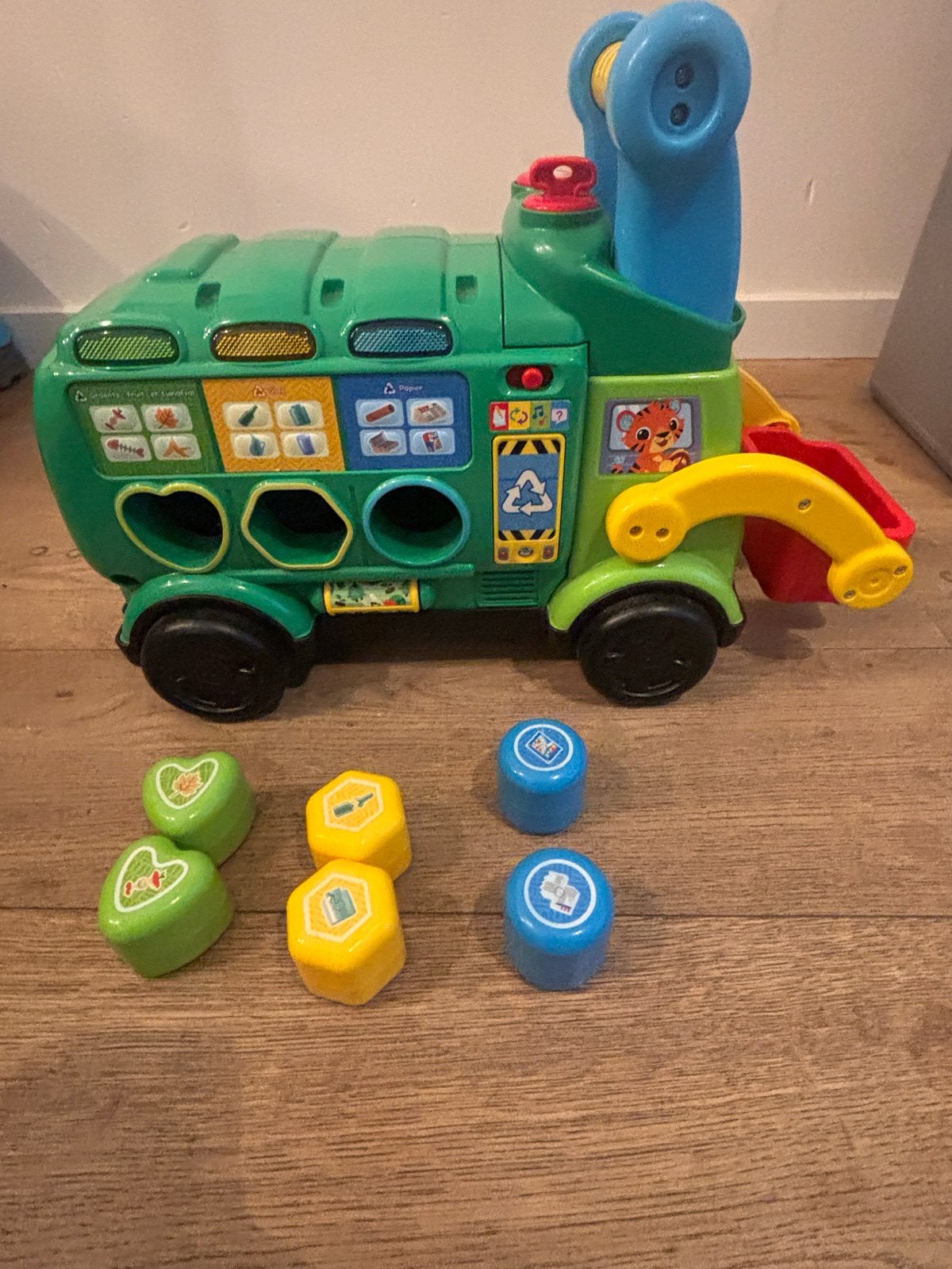 VTech Vuilniswagen met Vormen Sorteerder, Ophalen, Gebruikt, 6 maanden tot 2 jaar