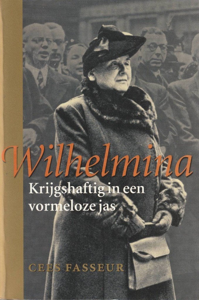 Wilhelmina Krijgshaftig in vormeloze jas - Cees Fasseur, Ophalen of Verzenden, Zo goed als nieuw, Nederland, Tijdschrift of Boek