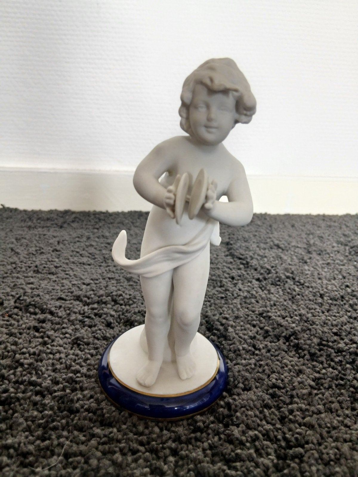 Porseleinen beeldje van putto met cimbalen, Antiek en Kunst, Ophalen of Verzenden