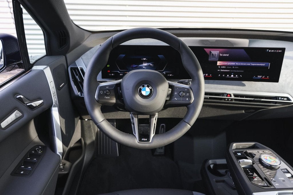 BMW iX xDrive45 M Sport / Panoramadak / Trekhaak / Soft-Clos, Auto's, BMW, Zwart, Met garantie (alle), Blauw, Vierwielaandrijving