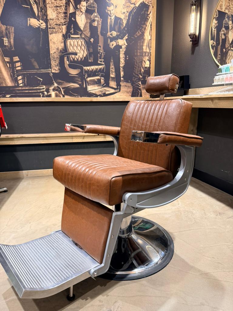 Barberstoel in nieuwstaat., Ophalen, Zo goed als nieuw, Bruin, Eén