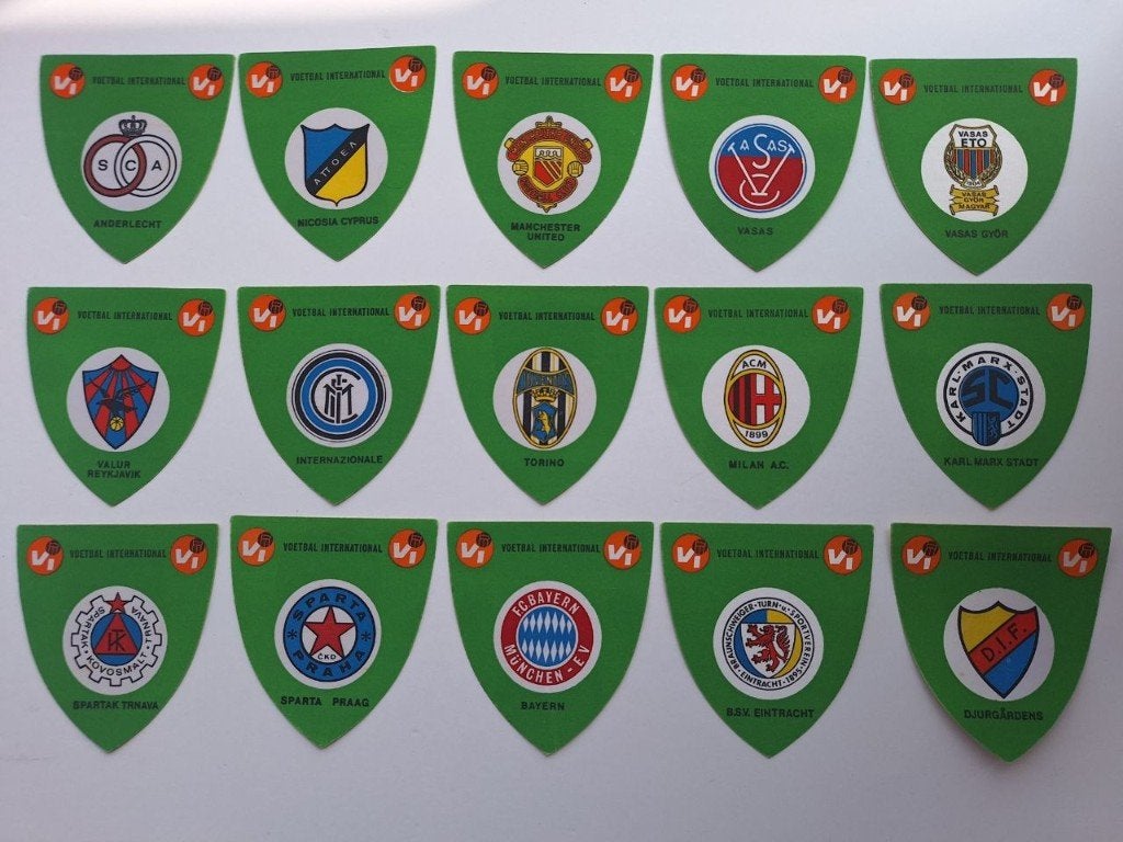 Gezocht: Voetbal International emblemen eind jaren '60, Verzamelen, Ophalen, Zo goed als nieuw, Overige binnenlandse clubs, Poster, Plaatje of Sticker
