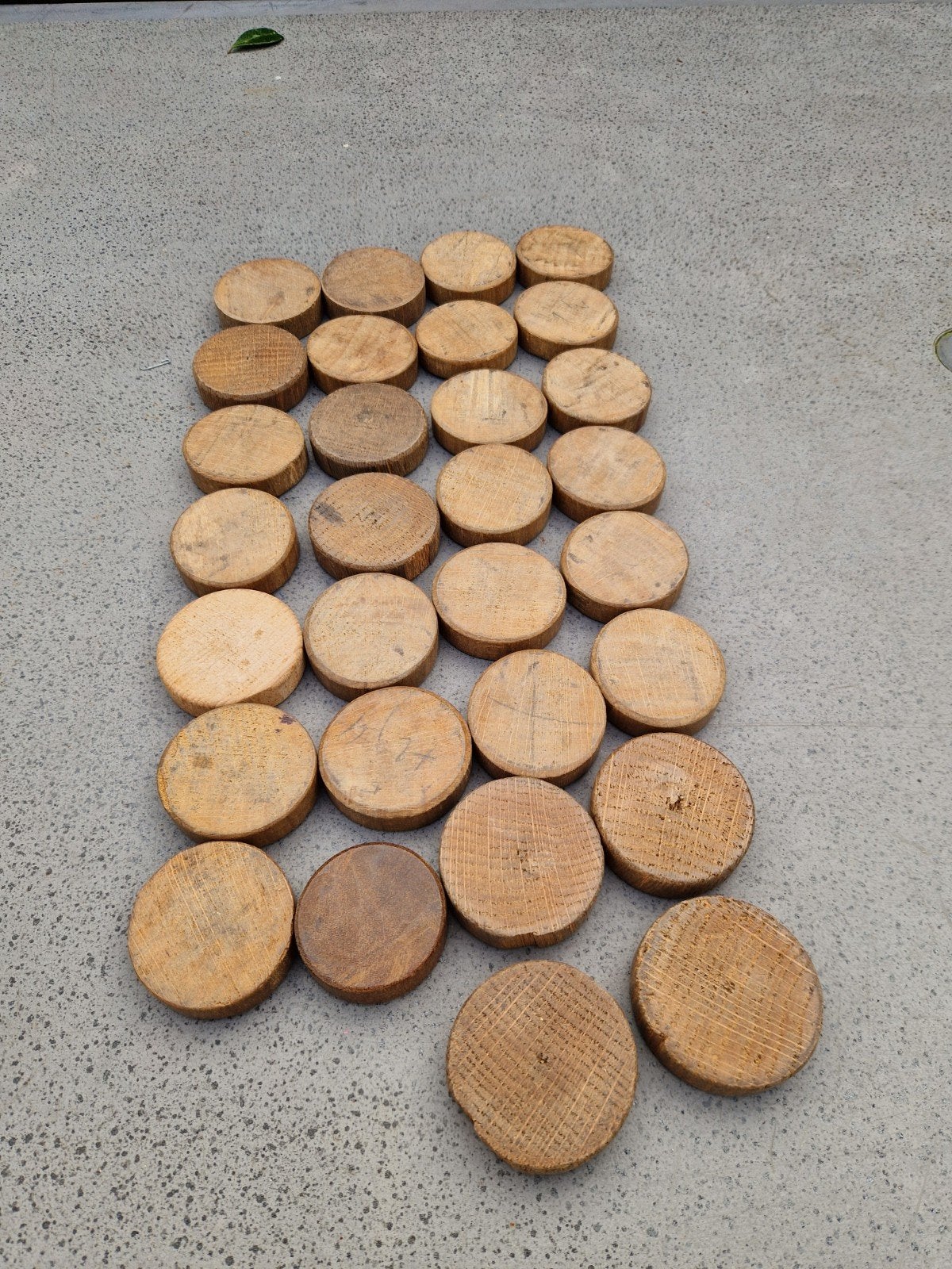 30 oude Houten schijven - sjoelen Knutselmateriaal / Decorat, Ophalen of Verzenden, Gebruikt