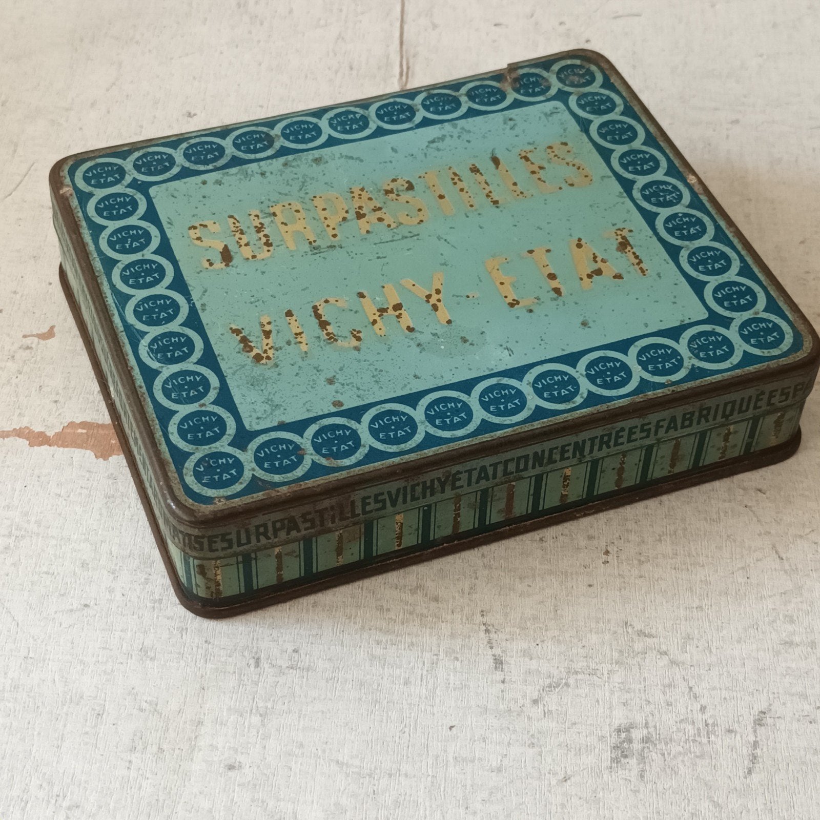antiek Frans blik van "Surpastilles Vichy-Etat",, Verzamelen, Blikken, Ophalen of Verzenden, Gebruikt, Overige
