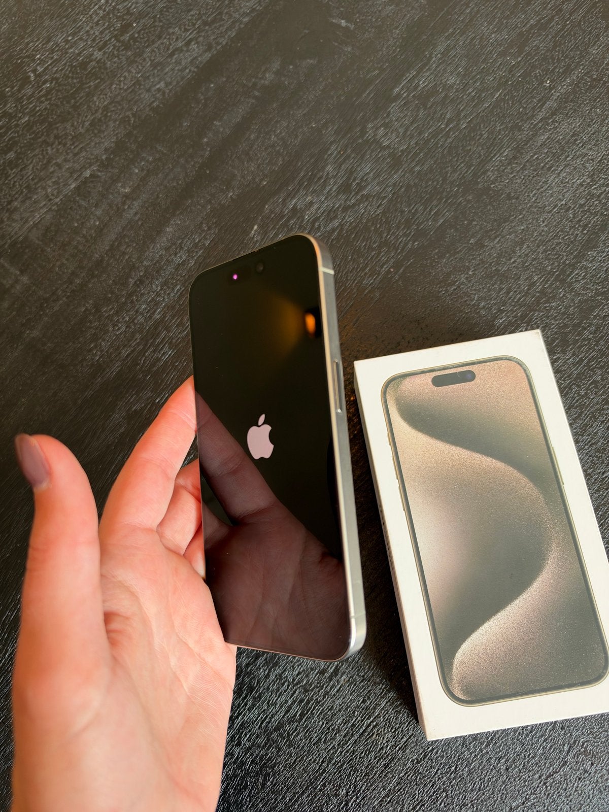 Foto 9 van iPhone 15 Pro - 512 GB - Lichte krasjes, 84% batterij