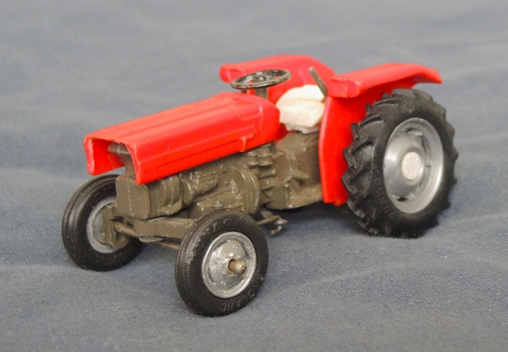 Britains 9520 Massey Ferguson 135 Tractor, Ophalen of Verzenden, Gebruikt, Tractor of Landbouw