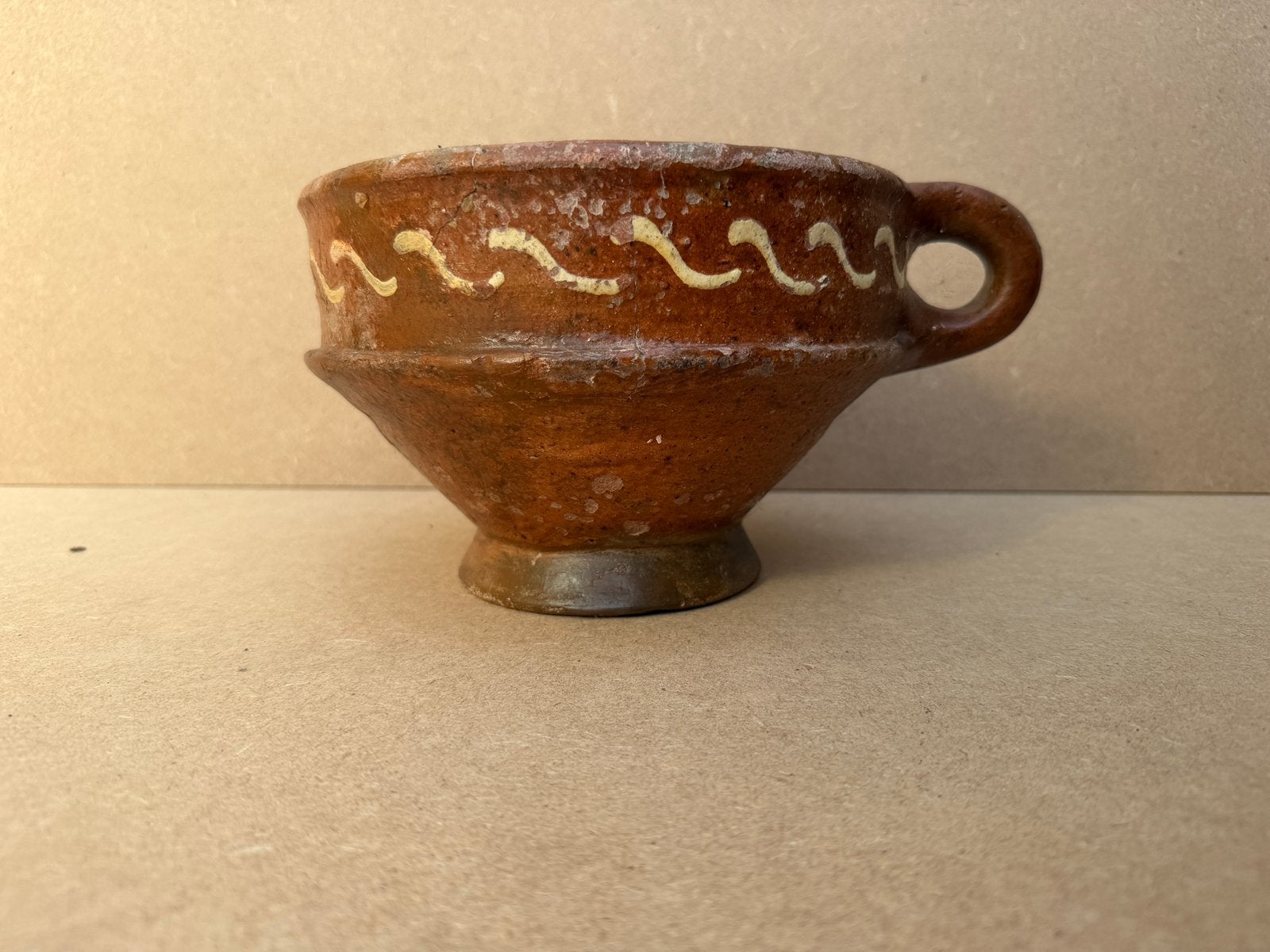 Antieke Nederlandse slipkom / beslagkom van aardewerk, Ophalen of Verzenden, Zo goed als nieuw, Rond