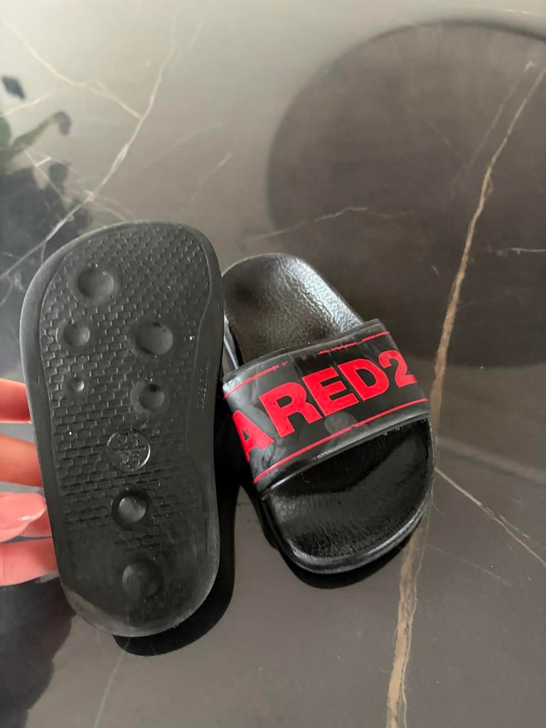 Zwarte dsquared2 badslippers, Gebruikt, Jongen of Meisje, Schoenen, Ophalen of Verzenden