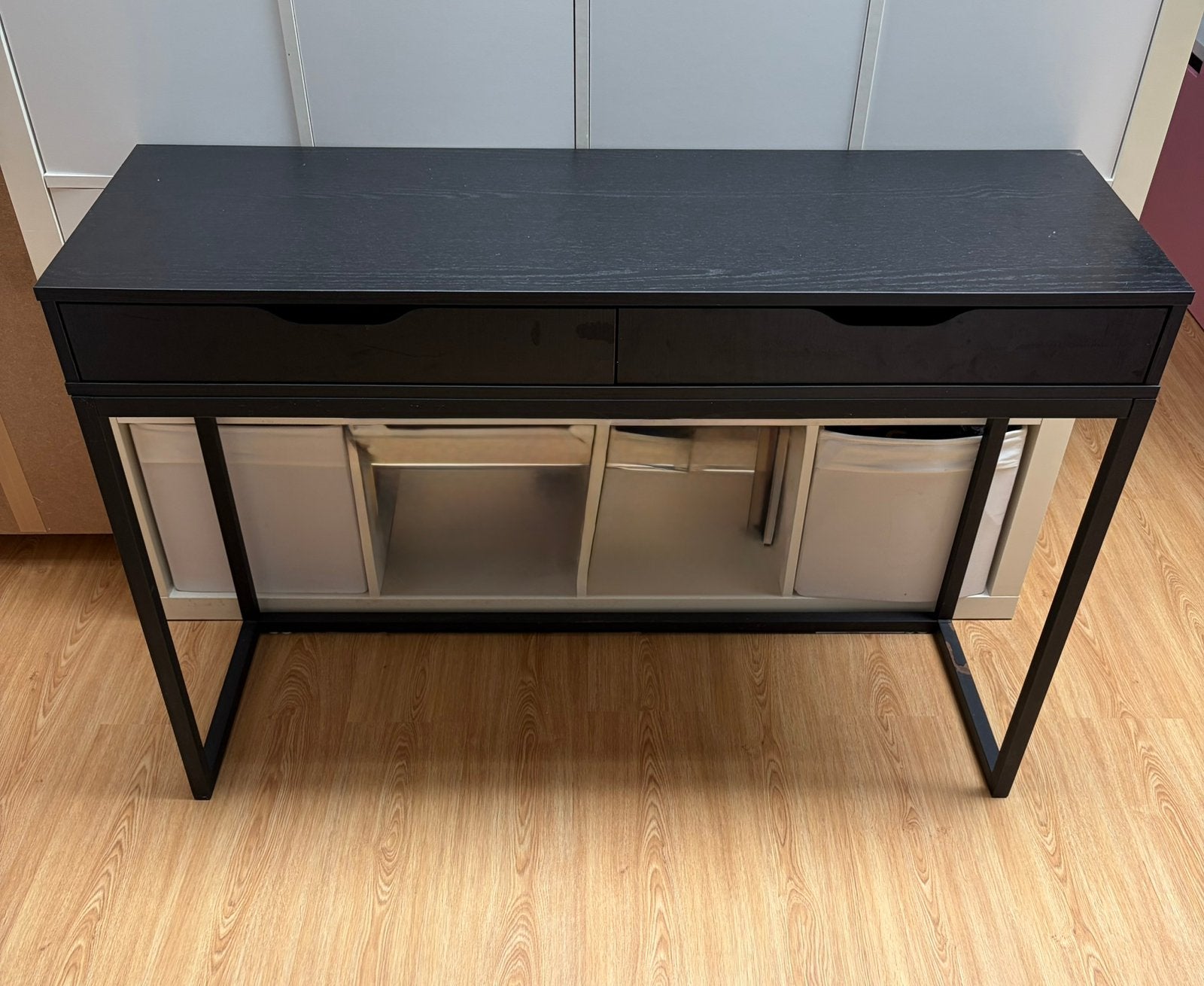 Ikea zwart bruin dressoir met 2 lades in goede staat, Huis en Inrichting, Ophalen, 100 tot 150 cm, Zo goed als nieuw, 25 tot 50 cm