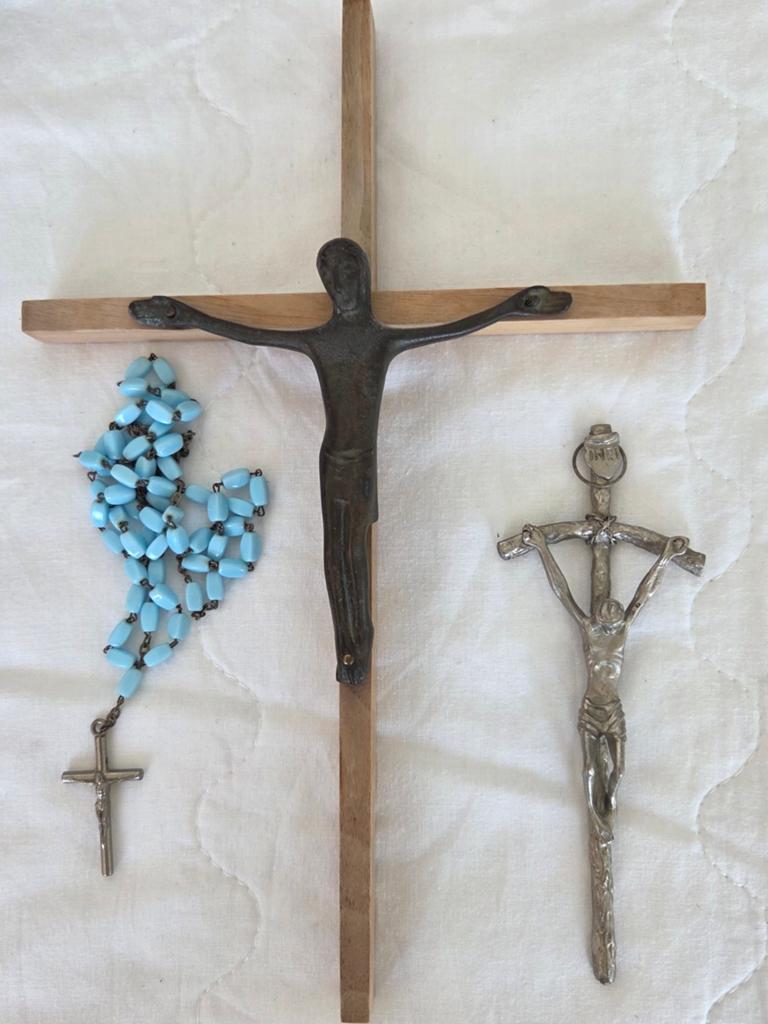 2 kruisjes en rozenkrans, Ophalen of Verzenden, Gebruikt, Overige typen, Christendom | Katholiek