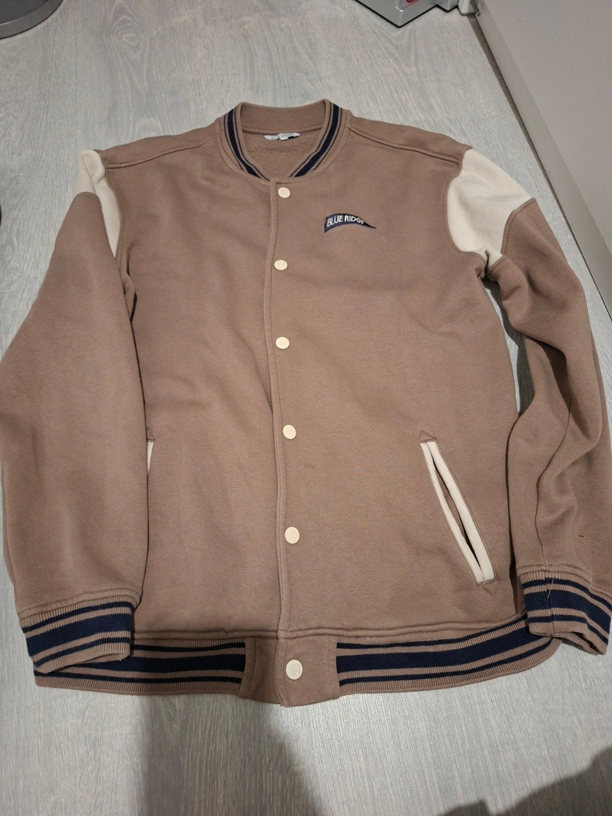 Stijlvol Blue Ridge Collegejack - Grijs/Wit en Bruin/Wit, Meerkleurig, Overige maten, Ophalen of Verzenden, Zo goed als nieuw