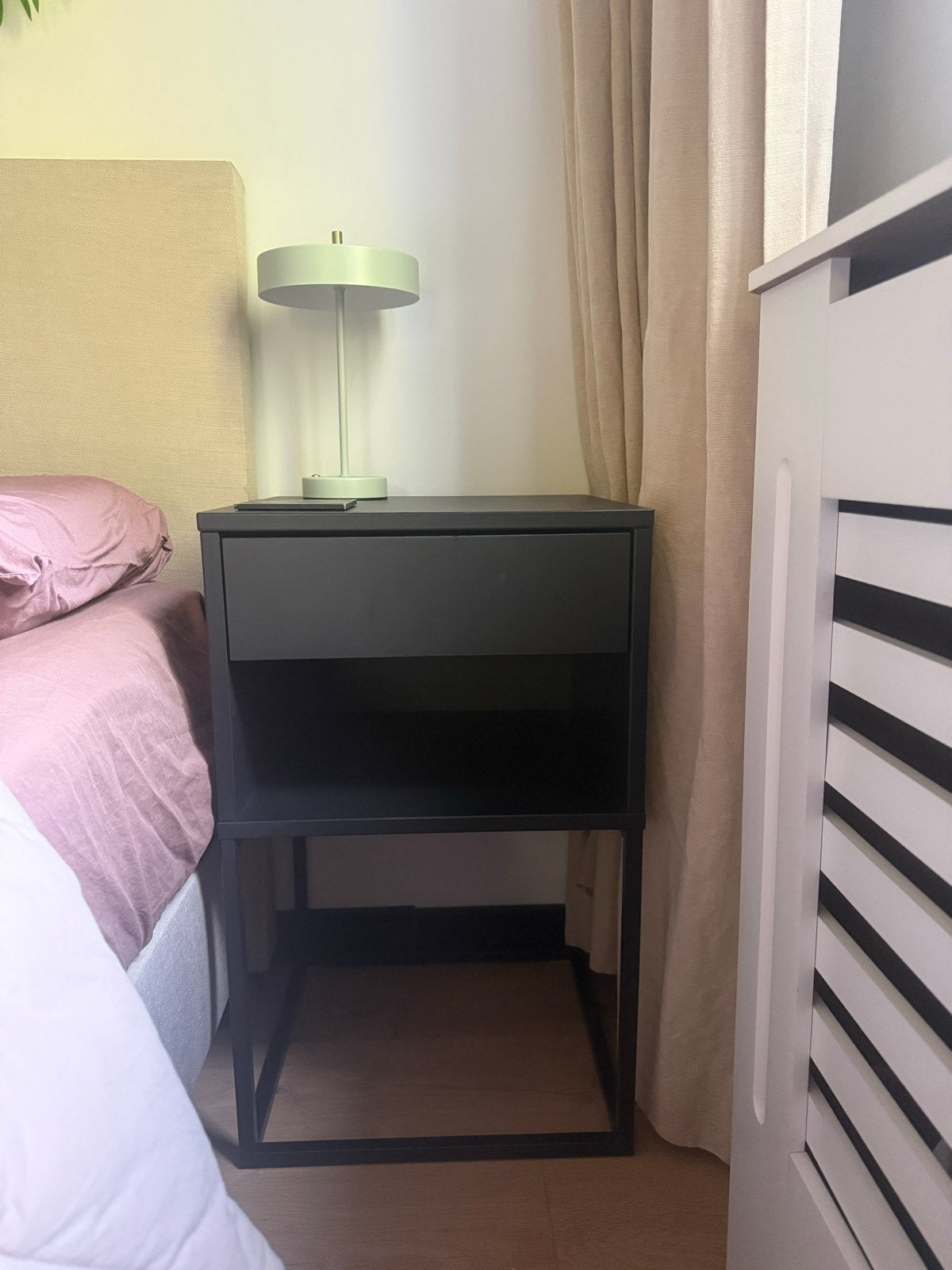 2x IKEA Vikhammer nachtkastje zwart - goede staat, Ophalen, Gebruikt, 55 tot 70 cm, 45 tot 65 cm