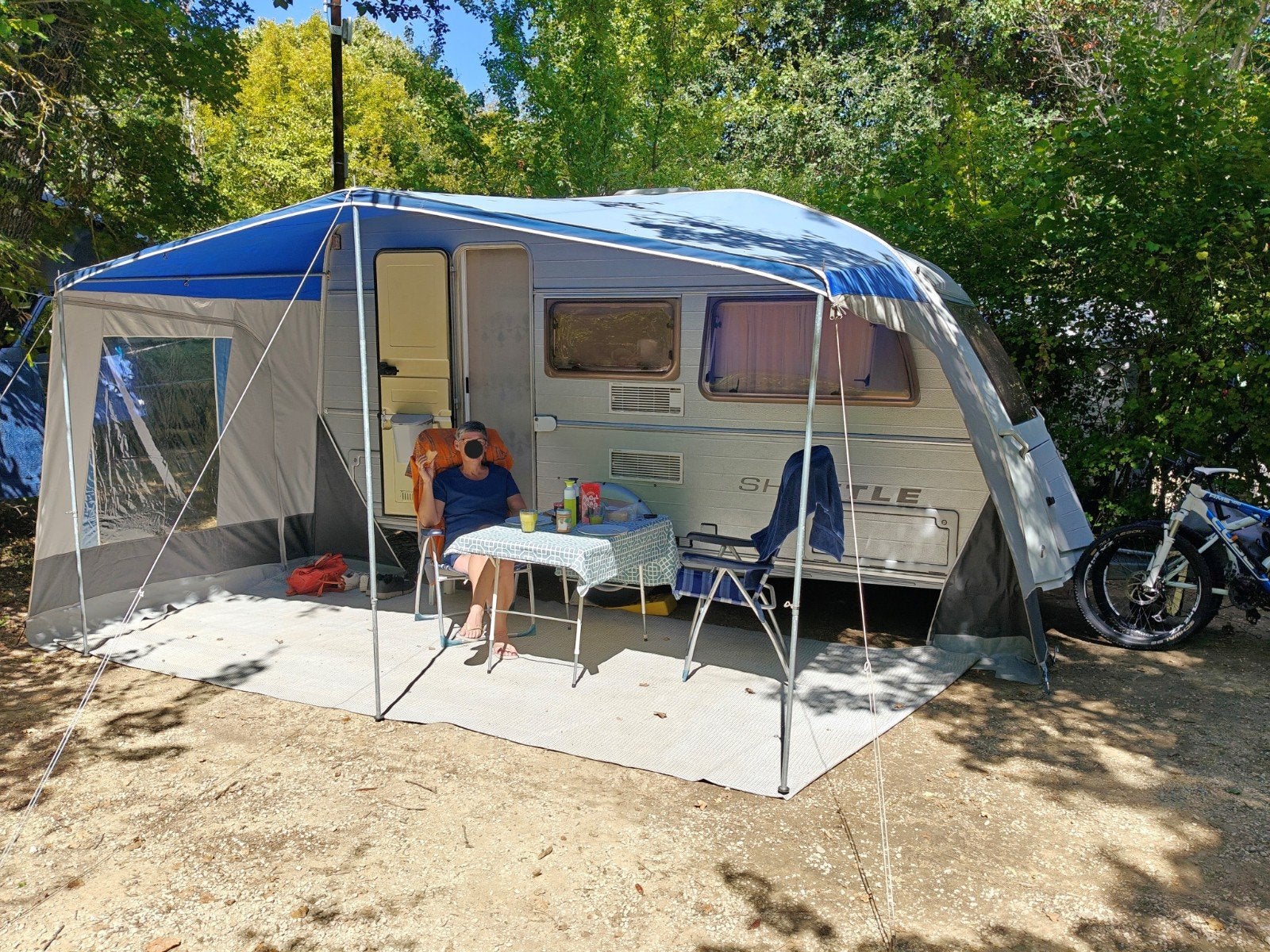 Kip Shuttle 41 TTZ - lichtgewicht caravan met mover, Vast bed, Kip, Treinzit, 750 - 1000 kg