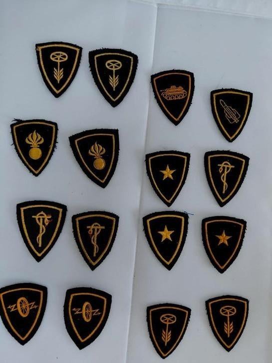 16 zwarte halsemblemen Zwitsers leger, Verzamelen, Ophalen of Verzenden