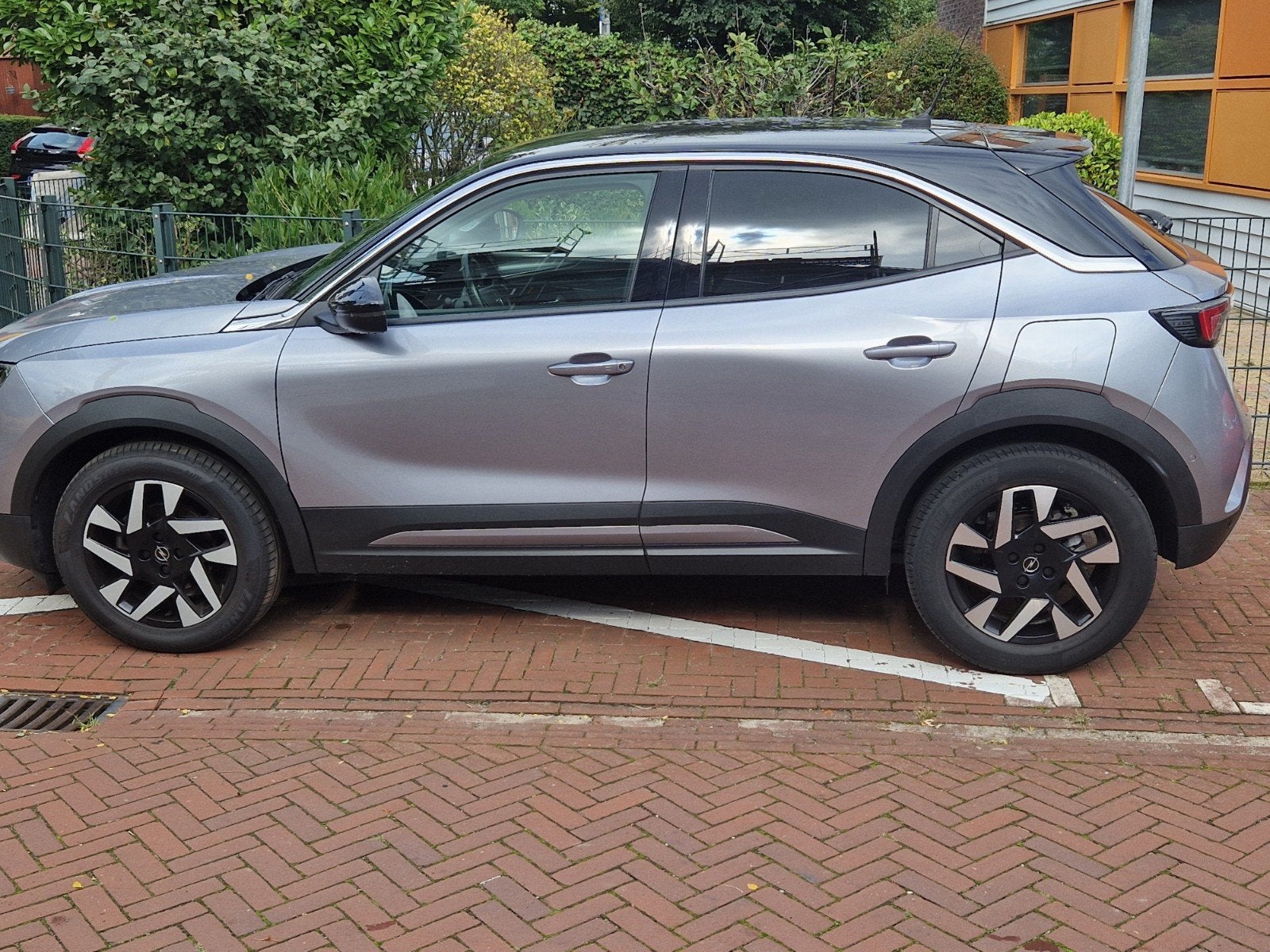 Opel Mokka-e 17 inch velgen met zomerbanden, Ophalen, Banden en Velgen, 17 inch, Personenwagen