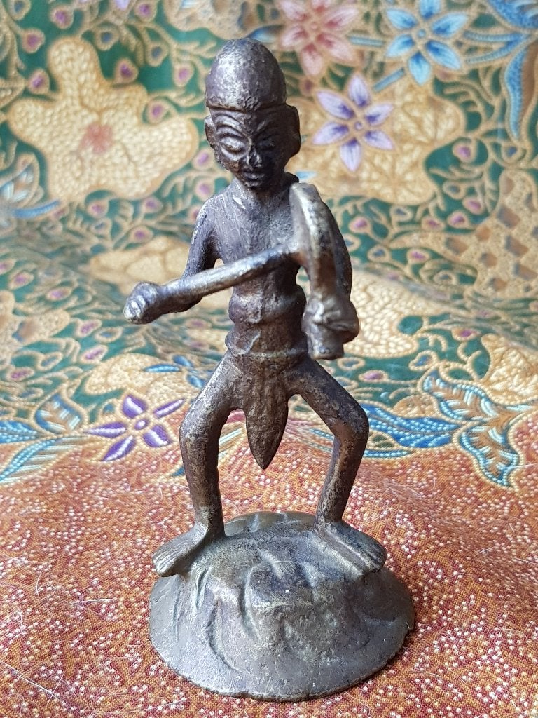 Man met trommel mooi antiek brons beeldje uit India 9,2 cm., Antiek en Kunst, India, Handgemaakt, Ophalen of Verzenden, Brons