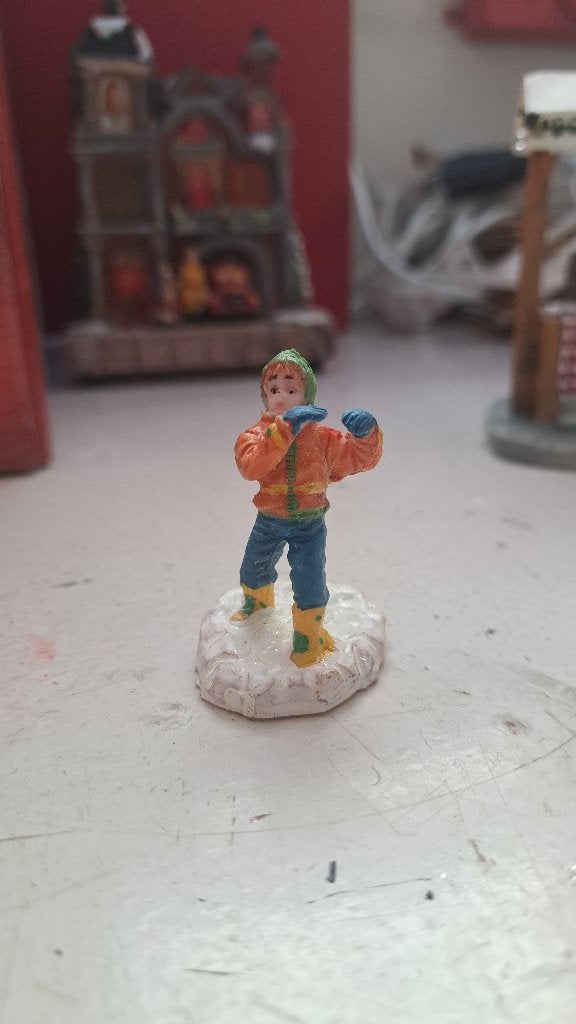 Jongen voor in kerstdorp (Z260-43), Ophalen of Verzenden, Zo goed als nieuw