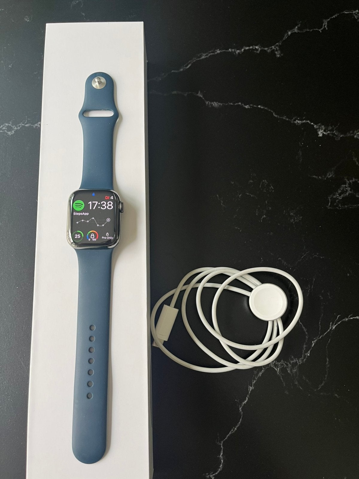 Apple Watch Series 7 41mm Titanium Grafiet + 2 bandjes, Sieraden, Tassen en Uiterlijk, Smartwatches, Ophalen of Verzenden, Zo goed als nieuw
