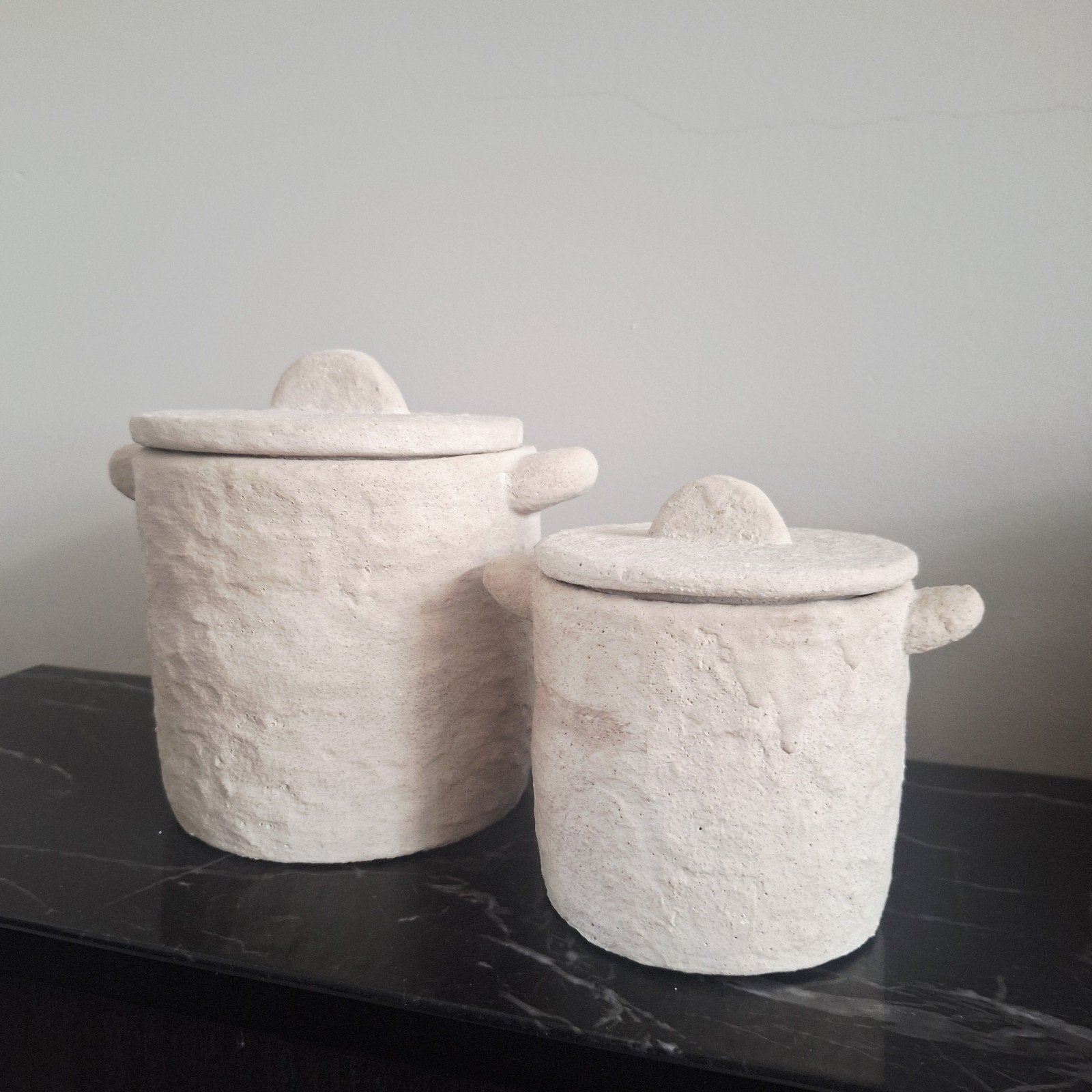Beige zandstenen potjes met deksel met oortjes, Nieuw, Ophalen of Verzenden, X, Steen/keramiek