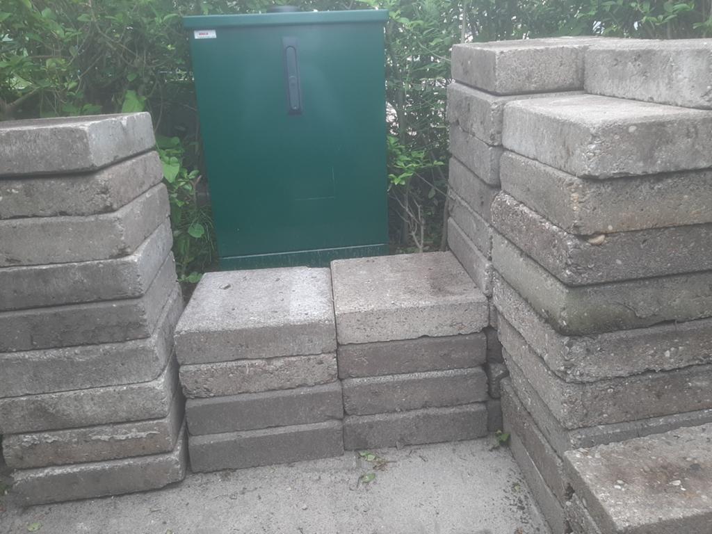 30 betontegels 30x30x8 cm dik , oprittegels, grijs. Gratis, Ophalen, Gebruikt, Beton, Terrastegels