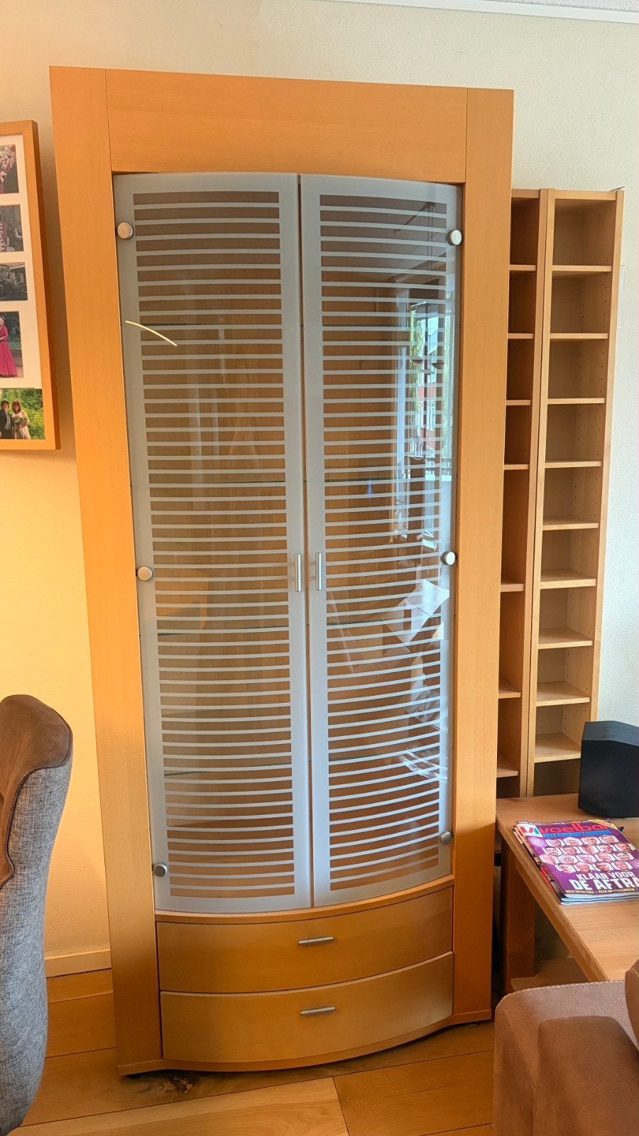 Vitrinekast met 2 glazen deuren en 4 glazen planken, Ophalen, Overige houtsoorten, 50 tot 100 cm, 150 tot 200 cm