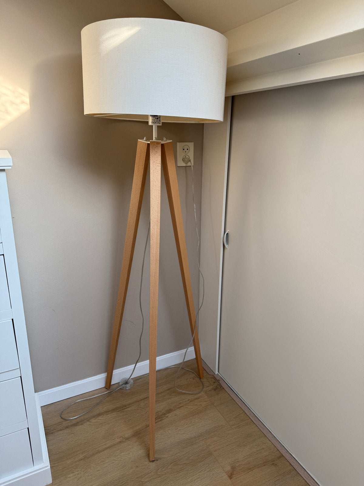 Moderne vloerlamp met houten driepoot en linnen kap, Ophalen, 100 tot 150 cm, E27 (groot), Zo goed als nieuw