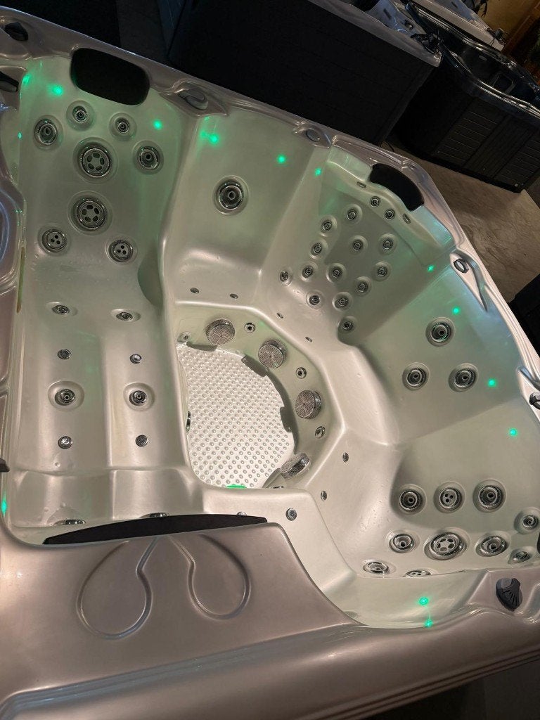 Luxe 6-persoons jacuzzi - 1 ligplaats - nekmassage, Ophalen, Zo goed als nieuw, Afdekzeil, Vast