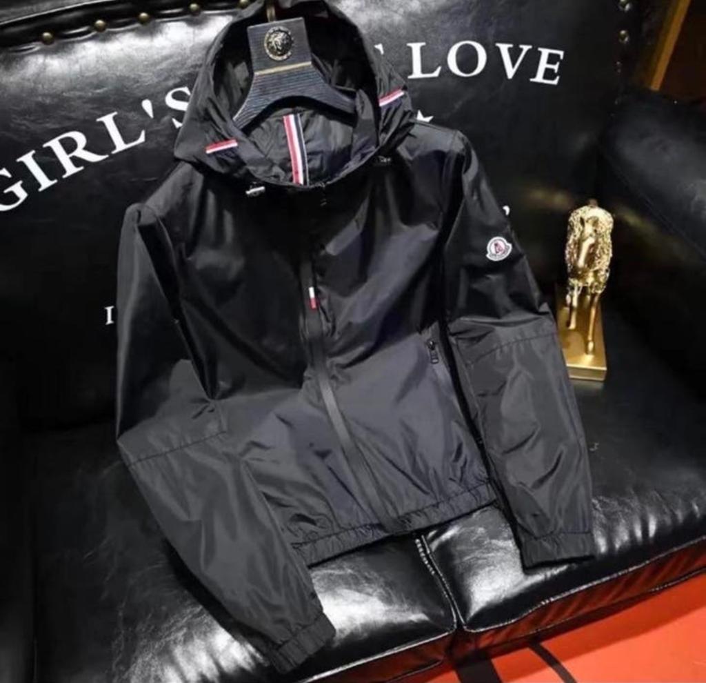 Moncler Zwarte Jas Maat M - Zo goed als nieuw, Kleding | Heren, Ophalen of Verzenden, Zo goed als nieuw, Maat 48/50 (M), Zwart