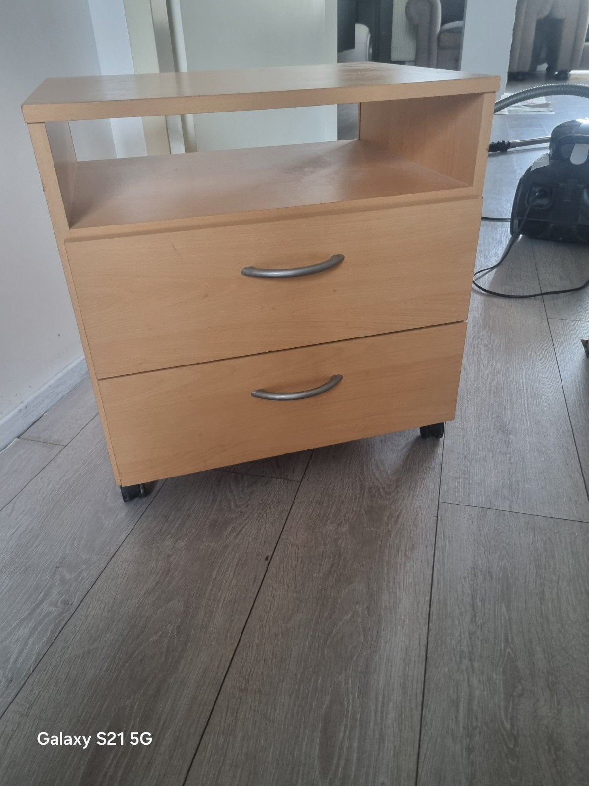Houten nachtkastje/bijzettafel op wieltjes, Ophalen, Gebruikt, Minder dan 45 cm, 55 tot 70 cm