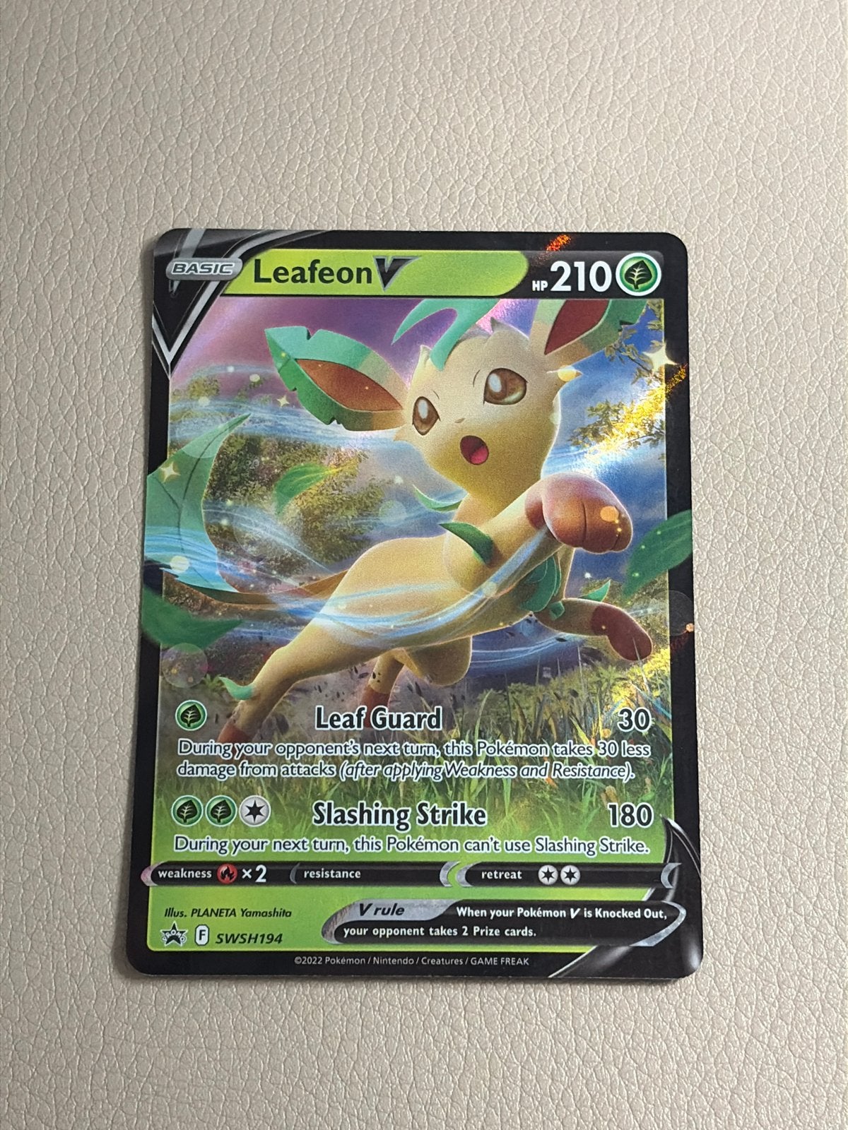 Leafeon V SWSH194 Promo Pokémon Kaart, Ophalen of Verzenden, Zo goed als nieuw, Losse kaart, Foil