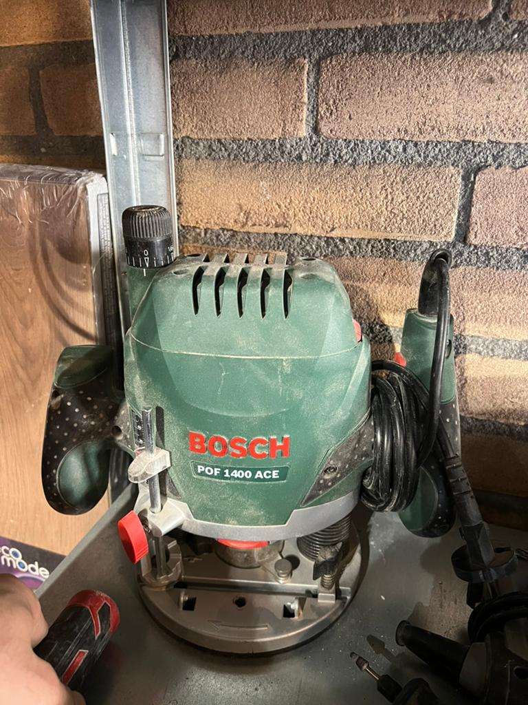 Bosch POF 1400 ACE, Doe-het-zelf en Verbouw, Gereedschap | Freesmachines, Ophalen, Zo goed als nieuw, Elektrisch, Bovenfrees