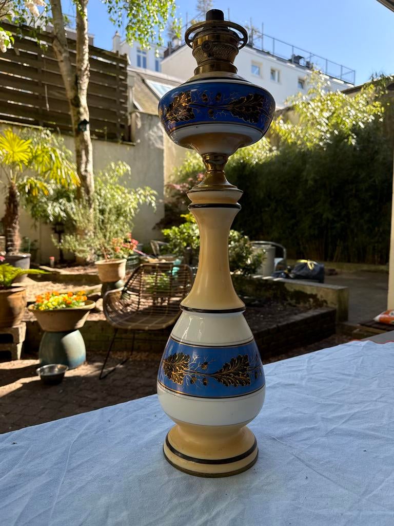 Antieke olielamp met blauw en goud decor, Antiek en Kunst, Antiek | Lampen, Ophalen of Verzenden