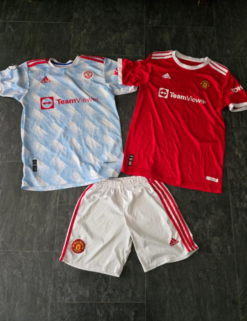 Manchester United 3-delig voetbaltenue Maat M Ronaldo 7, Sport en Fitness, Voetbal, Ophalen of Verzenden, Shirt