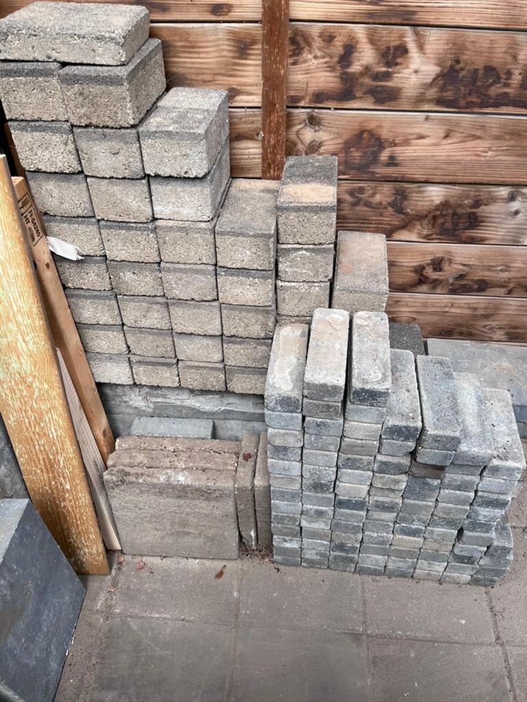 Gratis stenen klinkers, Ophalen of Verzenden, Zo goed als nieuw, Beton, Klinkers
