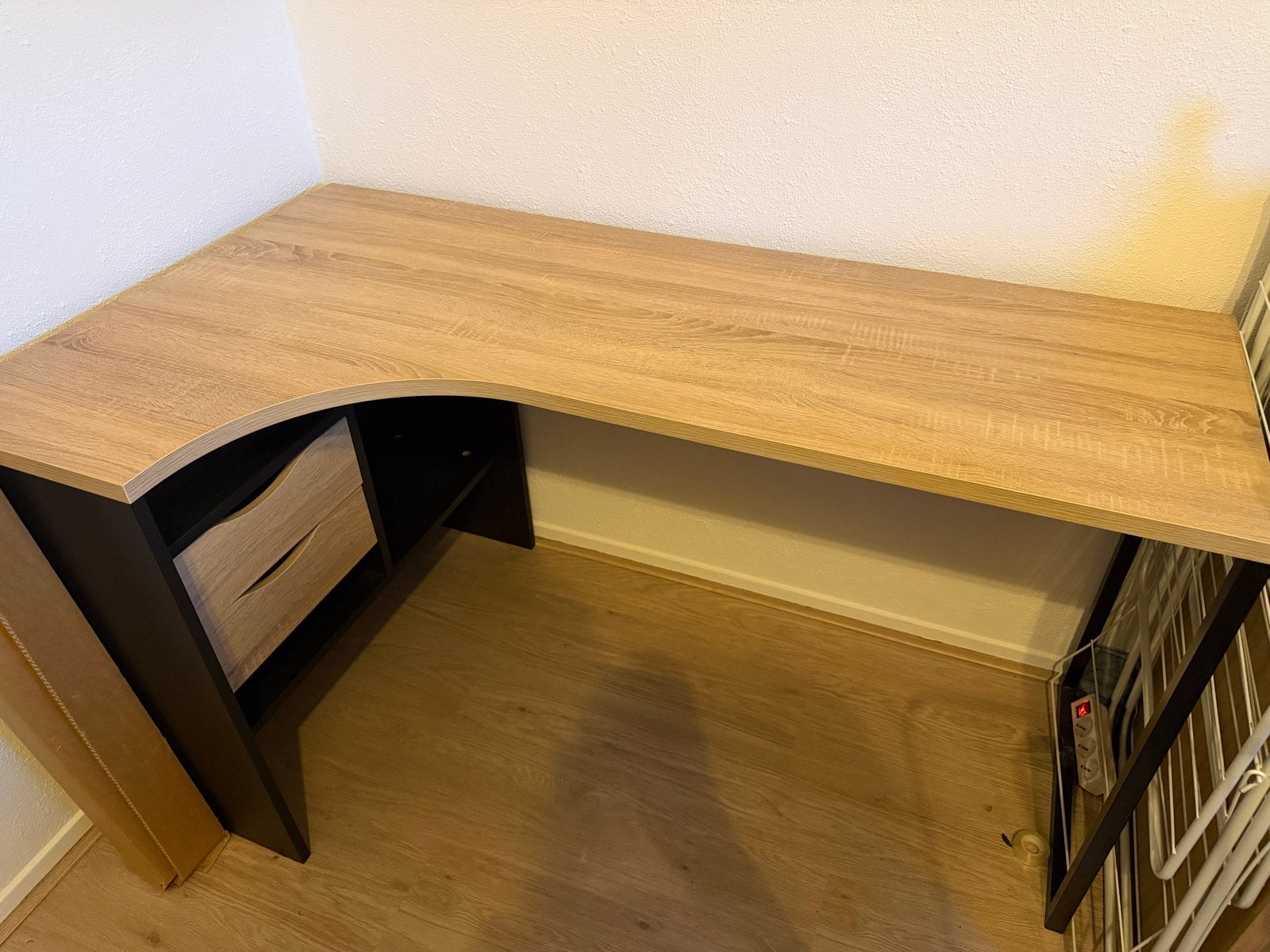 Eikenhouten hoekbureau Leenbakker - Zelf ophalen, Huis en Inrichting, Bureaus, Ophalen, Opbergruimte, Gebruikt, Hout