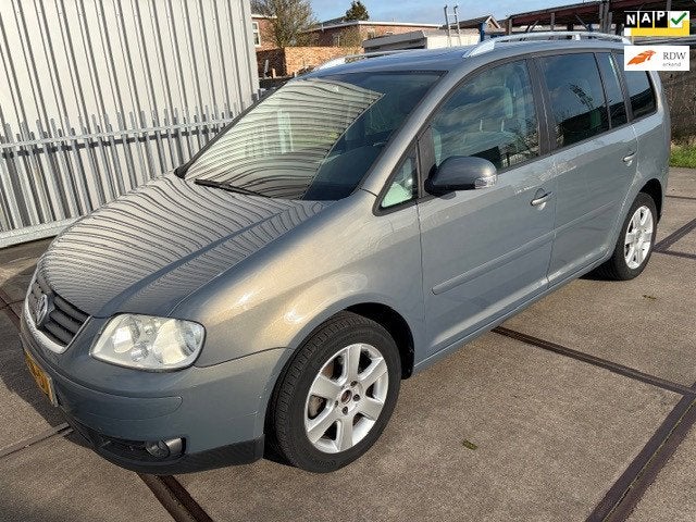 Volkswagen Touran 1.6-16V FSI NWE APK - KOUDE AIRCO, Auto's, Volkswagen, Stof, Gebruikt, 4 cilinders, Automatische klimaatregeling
