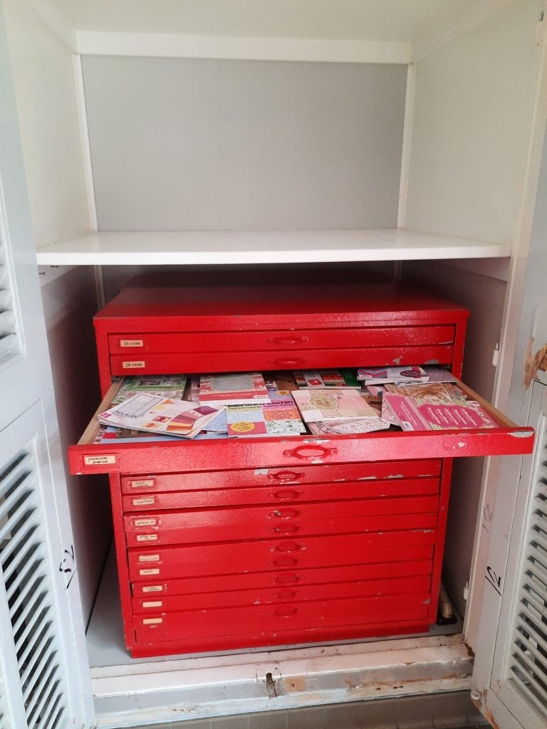 Vintage papierkast / schoolkast - Rode tekenkast, Antiek en Kunst, Ophalen