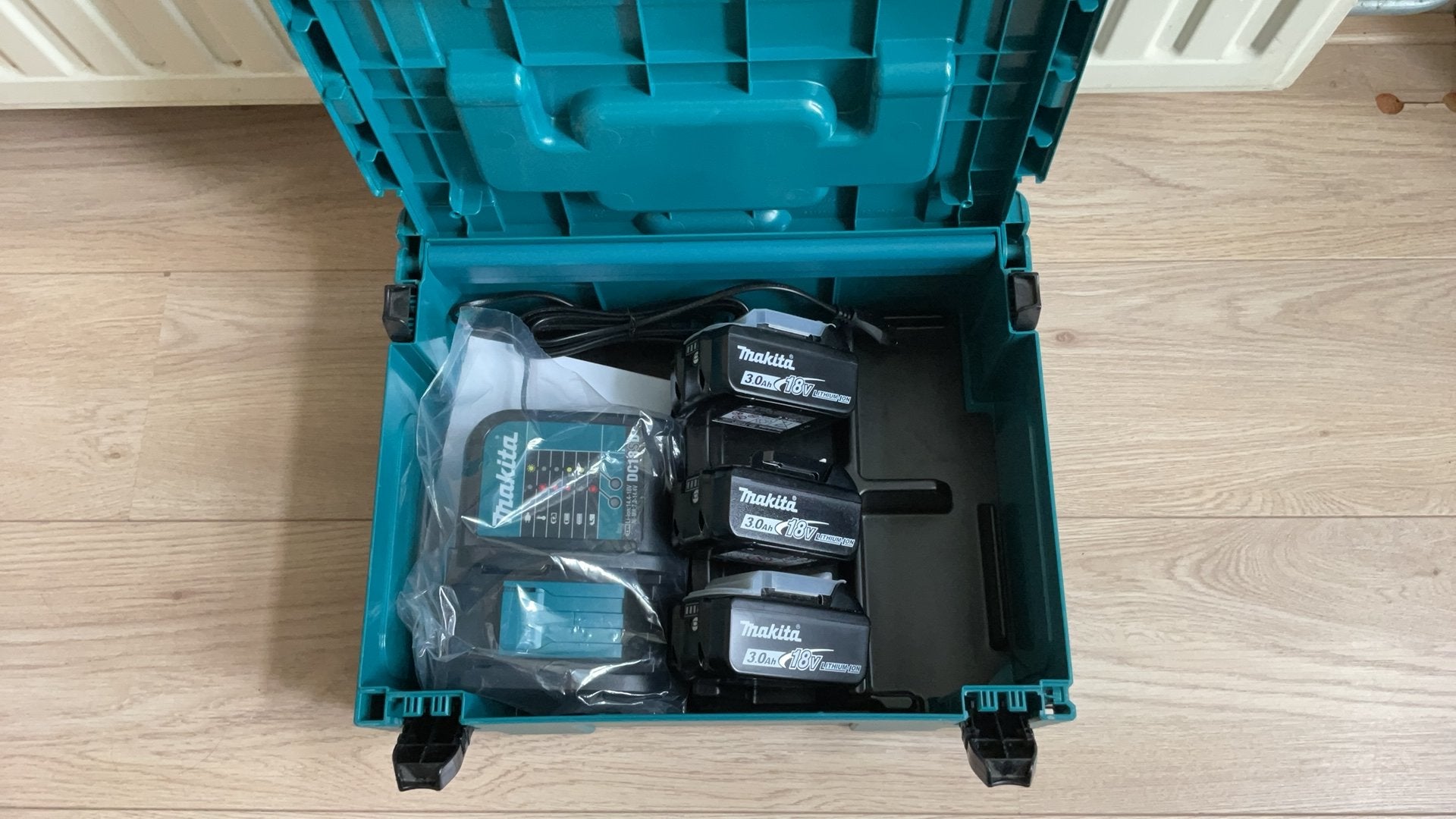 Makita starter pack, Ophalen of Verzenden, Zo goed als nieuw, Boor- en Schroefmachine