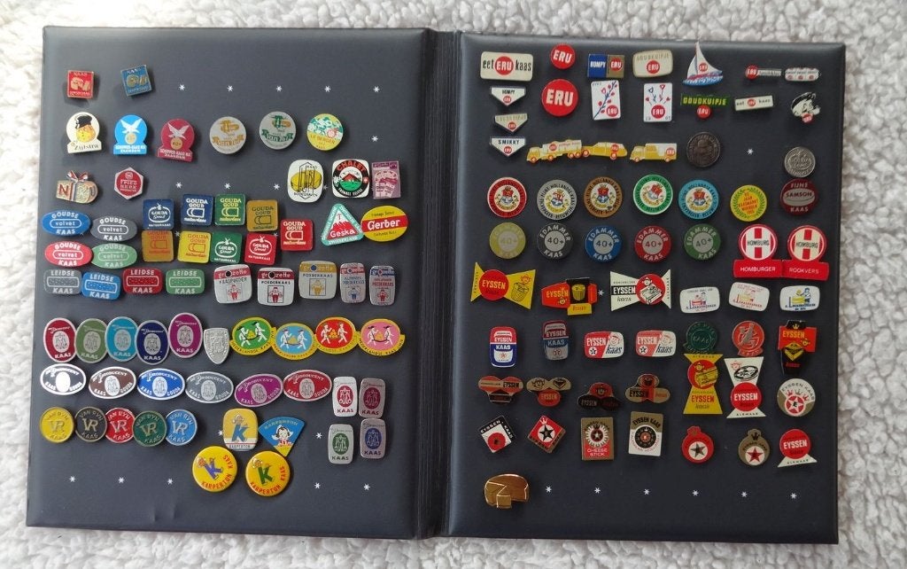 Speldjesalbum vol met KAAS MERK SPELDJES 129 stuks, Ophalen of Verzenden, Gebruikt, Merk, Speldje of Pin