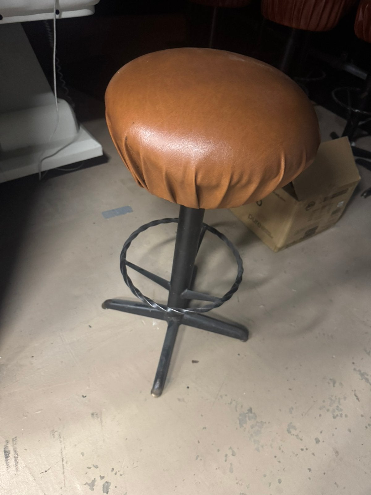 Barkruk met staal en leer, Huis en Inrichting, Ophalen, 60 tot 90 cm, Leer, Zo goed als nieuw