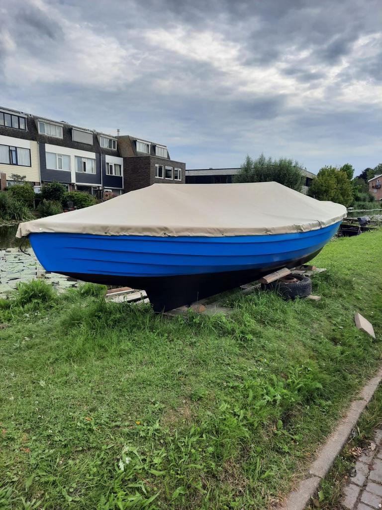 Unieke blauwe polyester sloep  | Suzuki 6pk 4t, Watersport en Boten, Sloepen, Ophalen, Zo goed als nieuw, Polyester, Afdekzeil