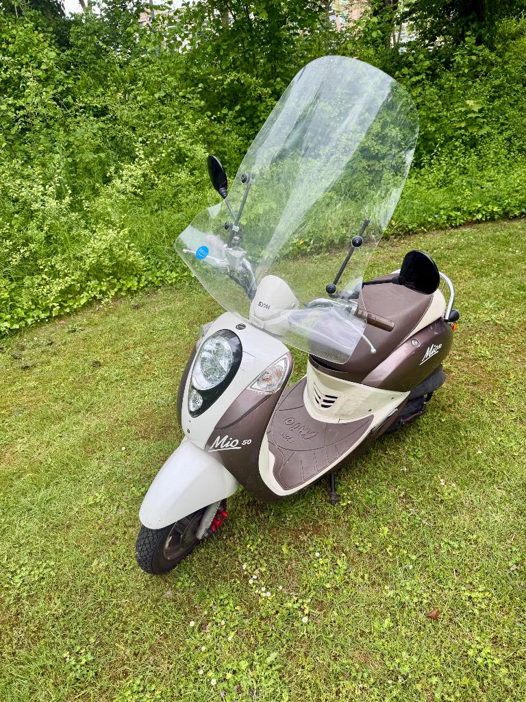SYM Mio 2010 met windscherm en helm, opknapper, Fietsen en Brommers, Scooters | SYM, Gebruikt, Mio, Maximaal 25 km/u, Benzine