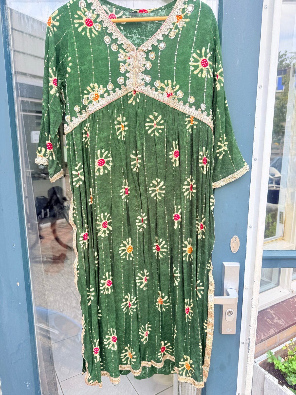 Nieuwe Indiase suit/salwaar- groen met borduursels, Kleding | Dames, Ophalen of Verzenden, Nieuw, Maat 42/44 (L), Groen