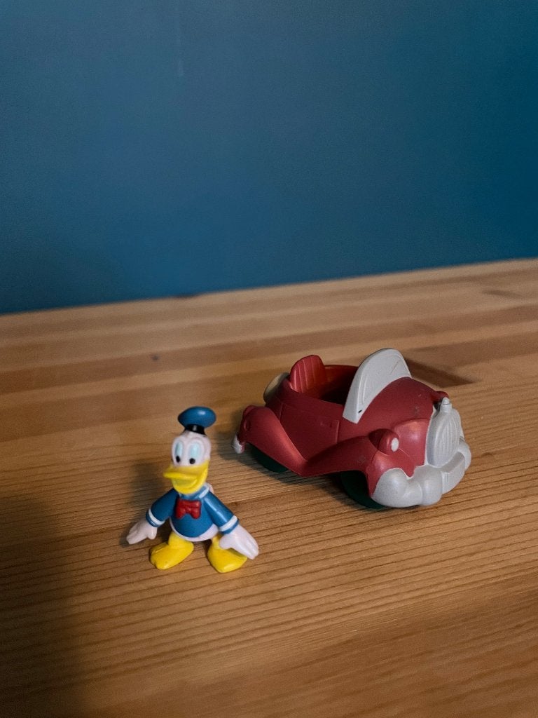 Donald Duck met auto, Verzamelen, Ophalen of Verzenden, Donald Duck, Zo goed als nieuw, Beeldje of Figuurtje