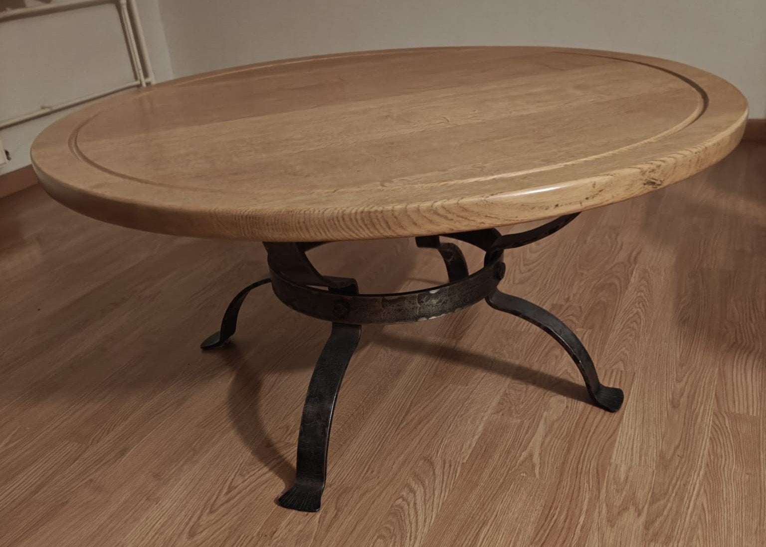Ronde salontafel met eikenhouten blad en ijzeren onderstel, Ophalen, 50 – 75, Gebruikt, 50 tot 100 cm